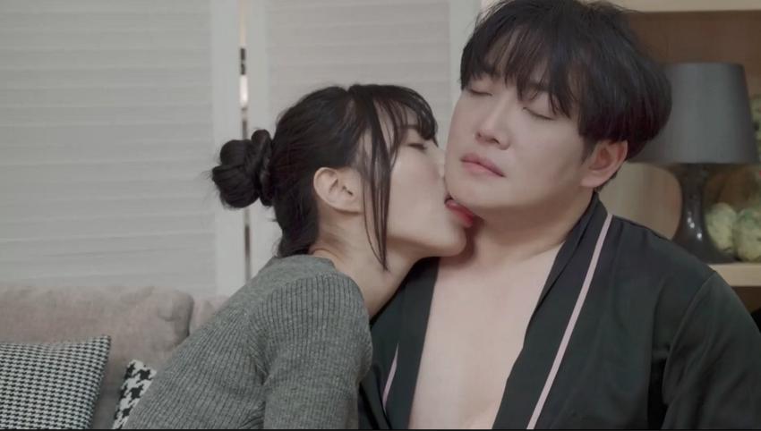 máy rung sex toy Nữ nhà văn xinh đẹp dính bùa ngải